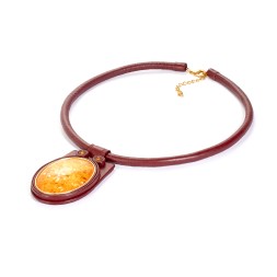 Колье из янтаря на коже