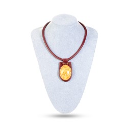 Колье из янтаря на коже